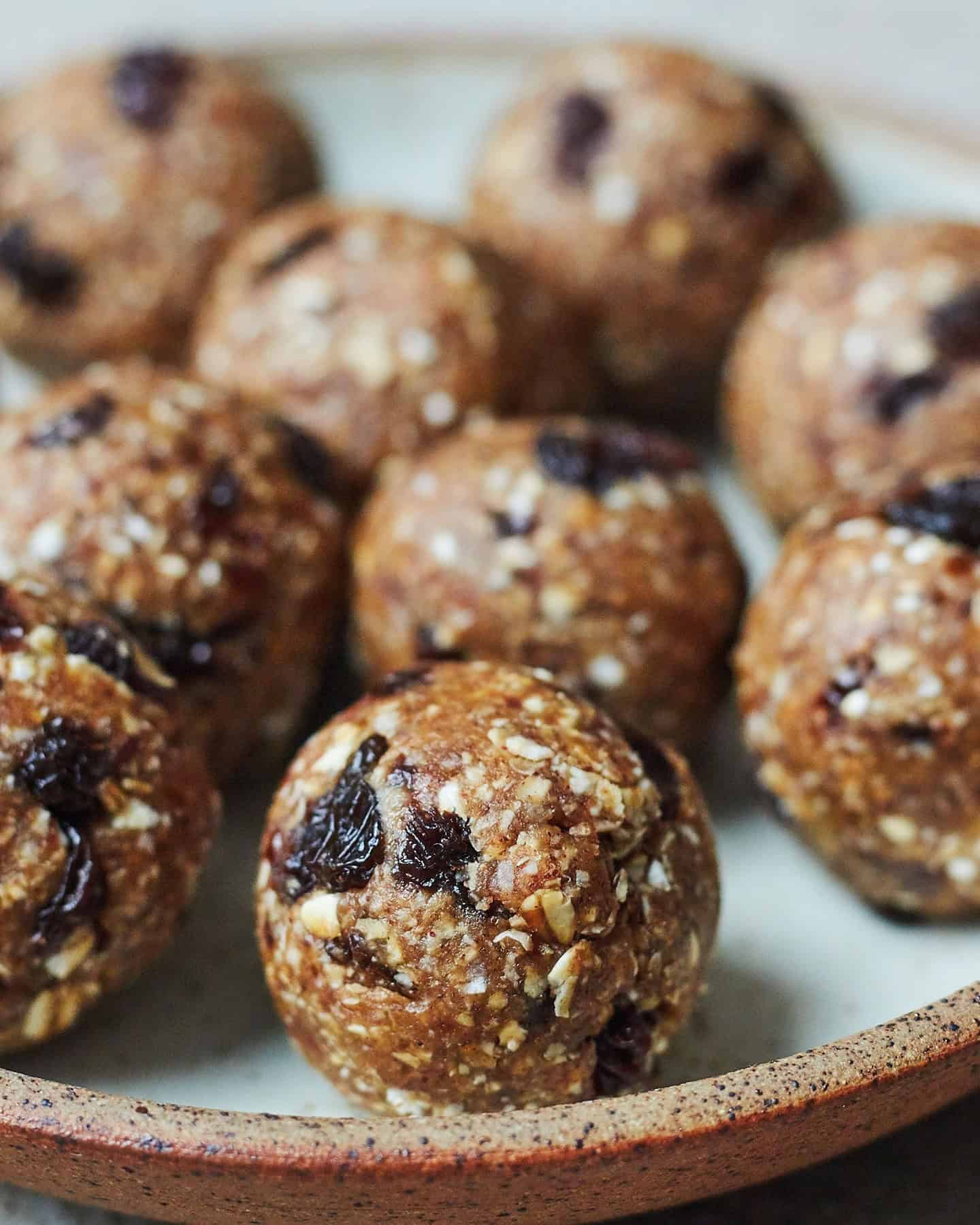 oatmeal balls with dates and raisins