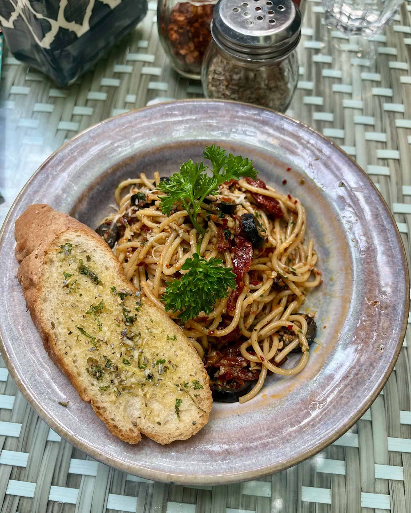 pasta aglio e olio served with toasted bread